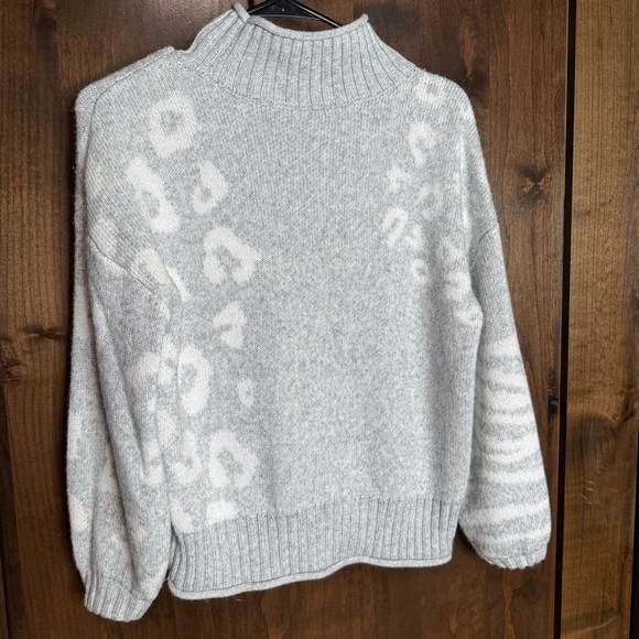 Nine West mock neck dropped sweater animal print Women’s Size M grey and white - Picture 6 of 6